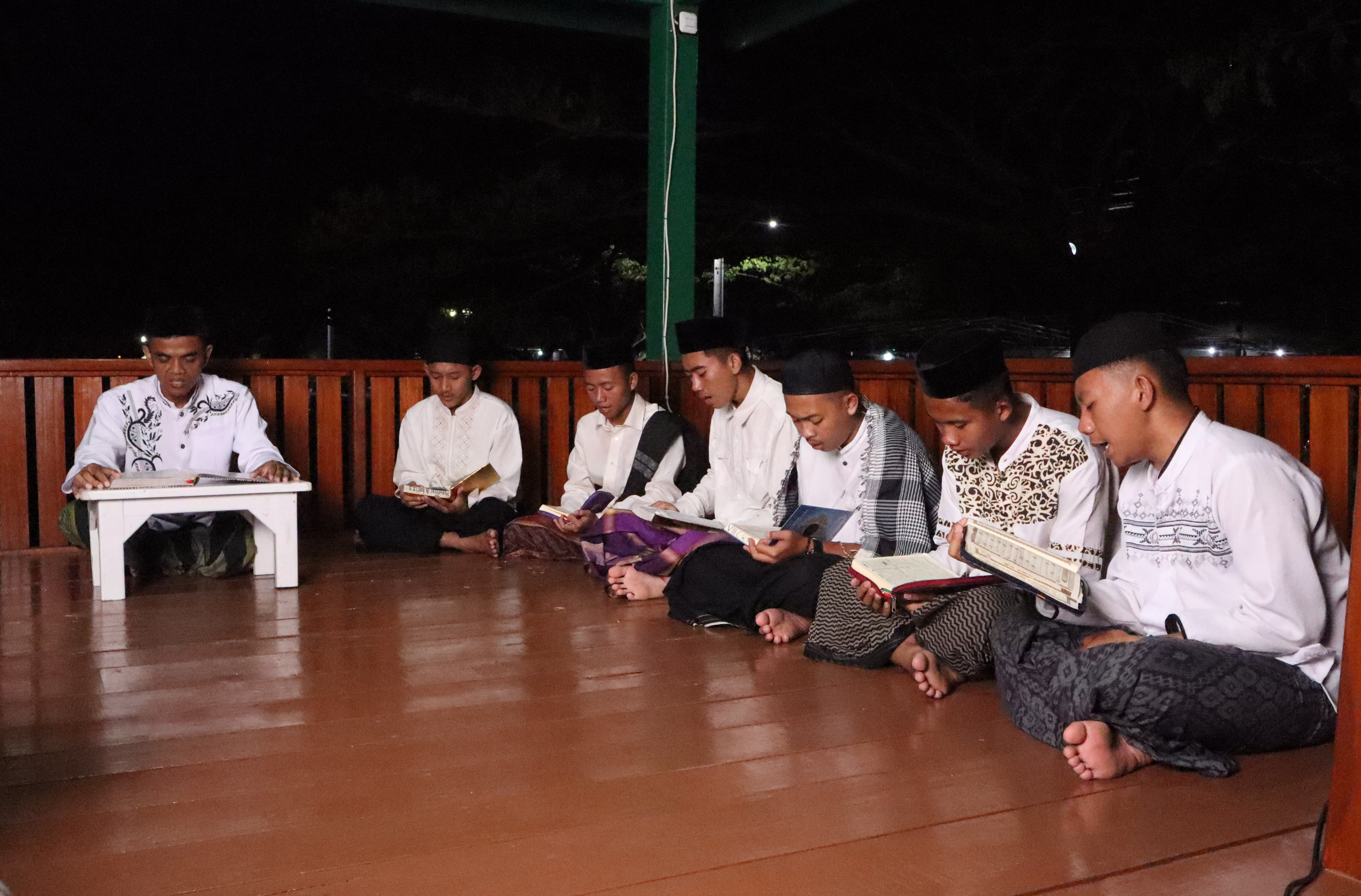 Santri mengaji Al-Quran di malam hari